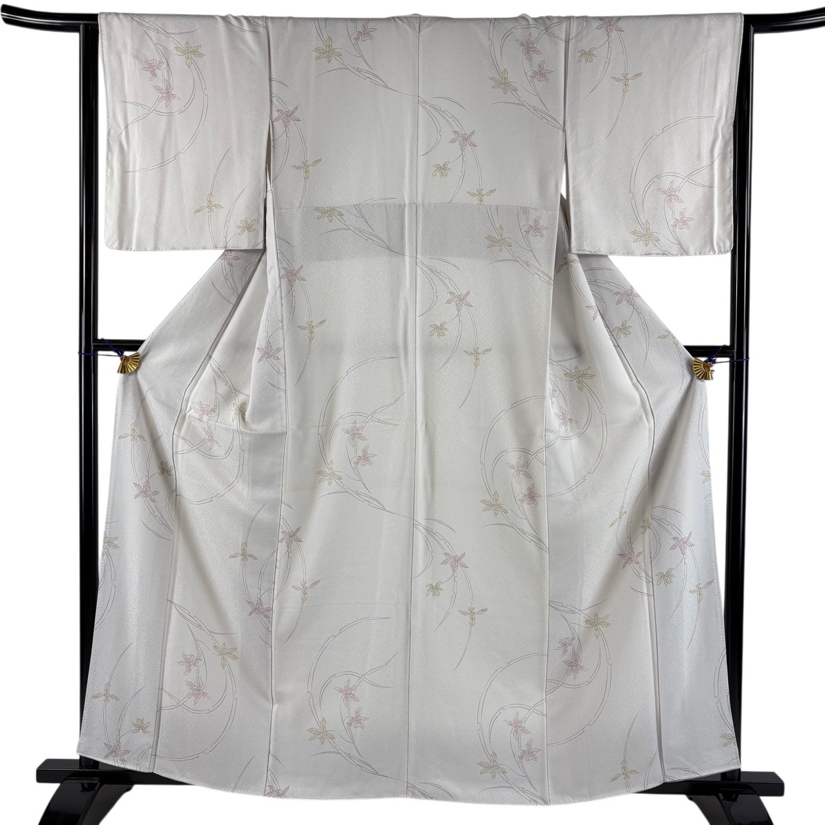 【美品】 小紋 身の丈160.5珊 裄丈65珊 M 袷 花ショウブ ぼかし 灰白 正絹 秀品 【中古】
