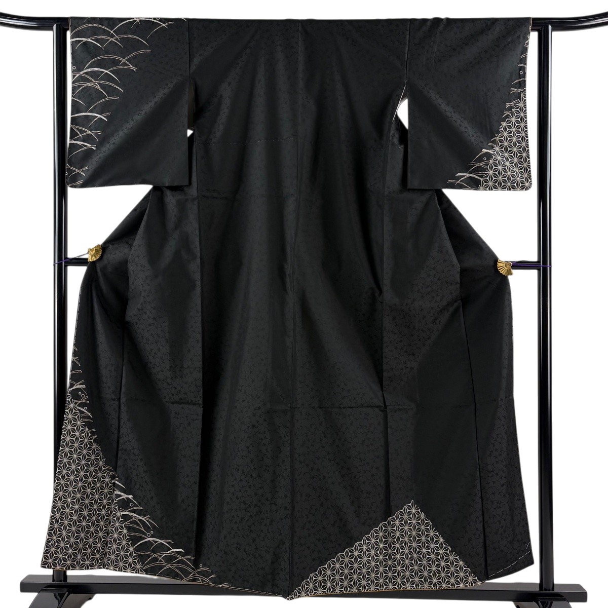 【美品】 付下げ 身たけ156糎 裄丈61糎 S 袷 麻の葉 露芝 刺しゅう 黒 正絹 名曲 【中古】