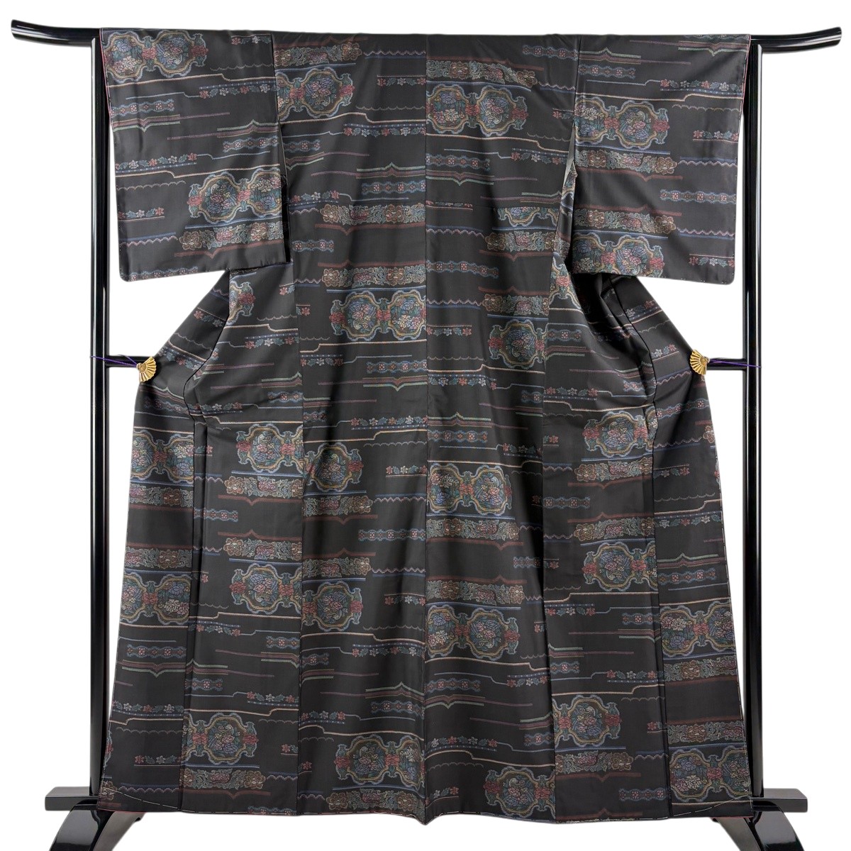 【美品】 大島紬 身たけ161.5糎 裄丈64糎 M 袷 都喜ヱ門 証紙あり 顕花植物 幾何学学 墨色 正絹 珠玉 【中古】