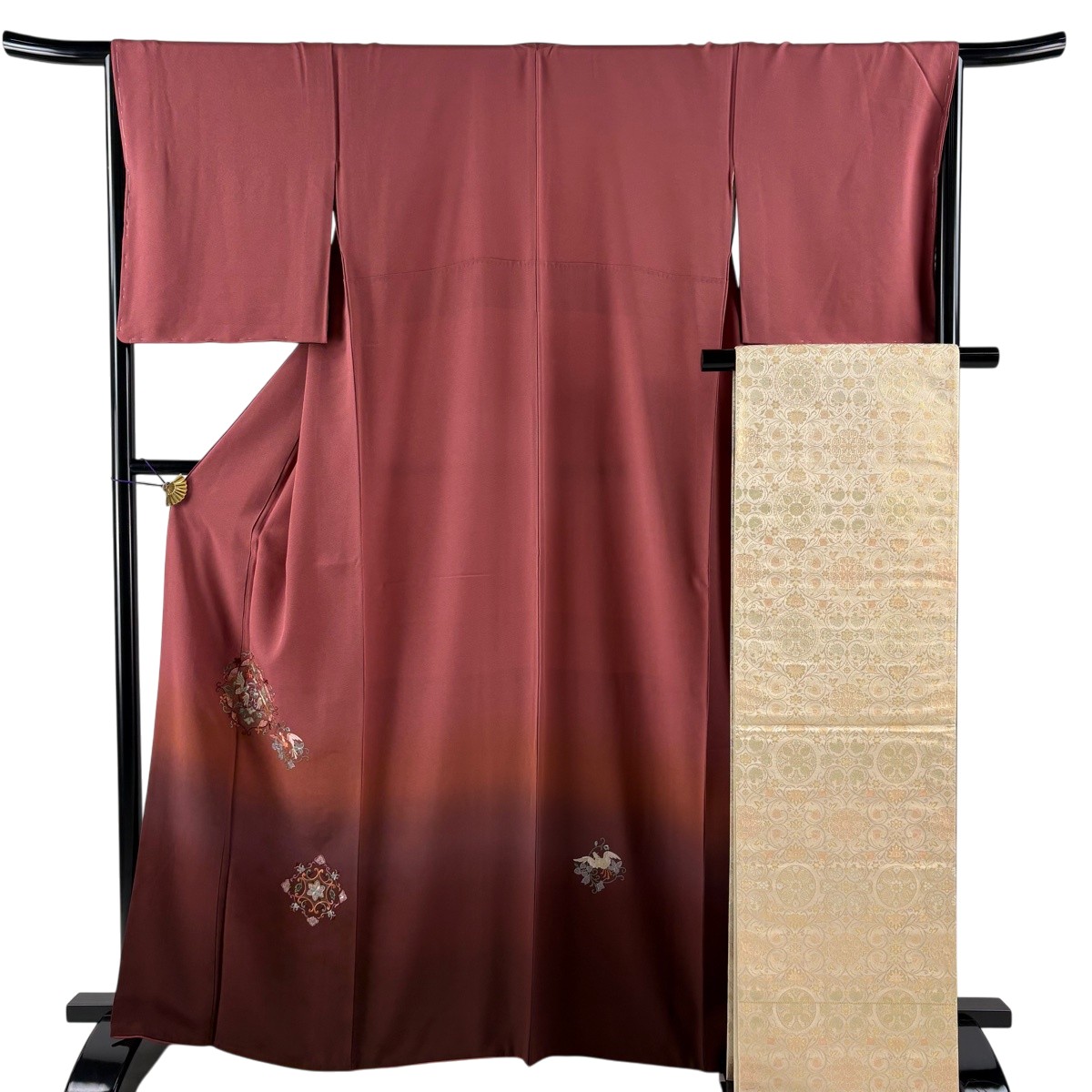 付下げ 身たけ163糎 裄丈65.5糎 M 袷 袋帯仕掛ける 向こうっ面鳥 顕花植物 刺しゅう 金糸 茜色 正絹 秀品 【中古】