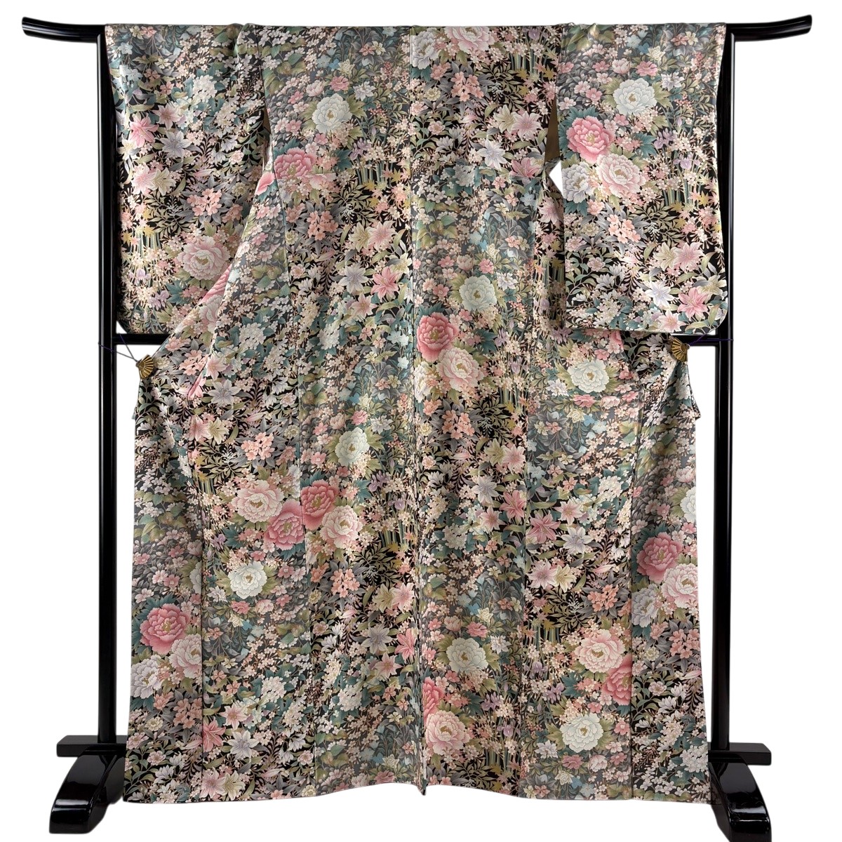 【美品】 小紋 身たけ166糎 裄丈67糎 M 袷 やまと 桜 名取り草 金彩 黒 正絹 名曲 【中古】