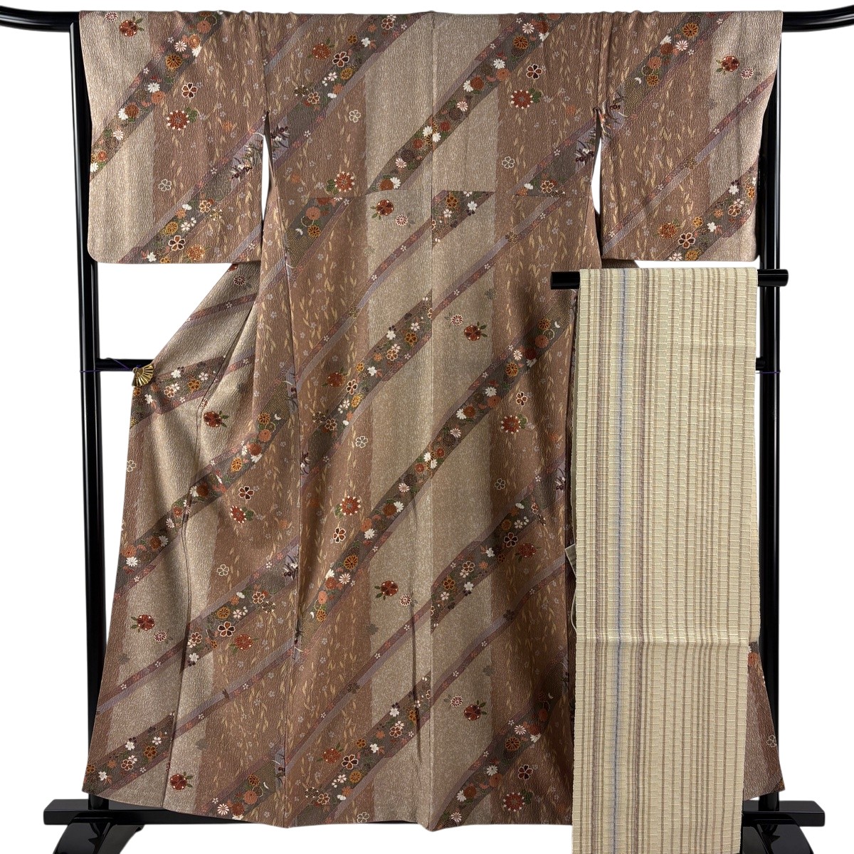 【美品】 小紋 身たけ159糎 裄丈65糎 M 袷 名古屋帯仕掛ける 菊 桜 金彩 ラメ 薄アズキ 正絹 秀品 【中古】