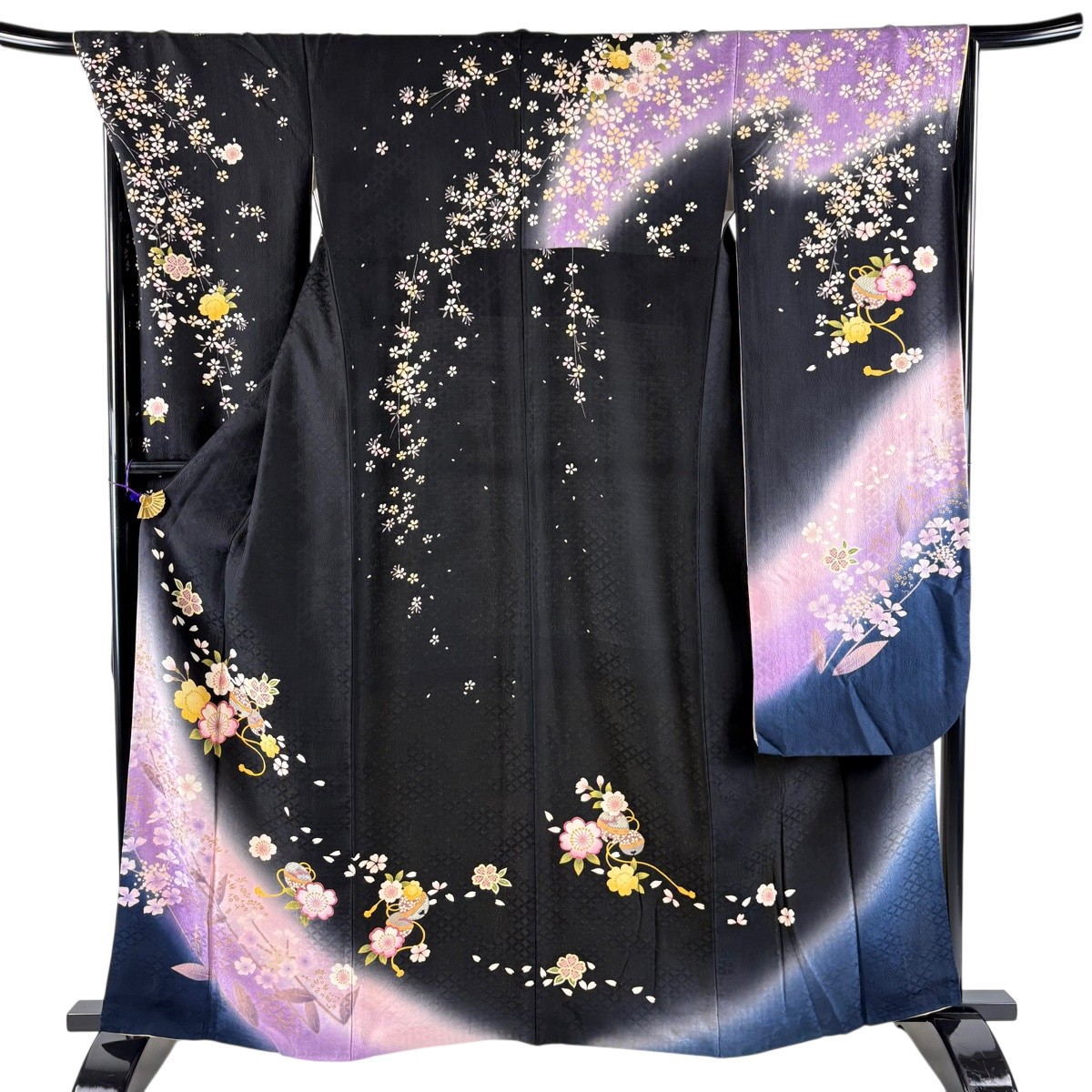 【美品】 振袖 身丈161cm 裄丈68cm L 袷 鈴 桜 金糸 金彩 黒 正絹 名品 【中古】 msp30|バイセル 店