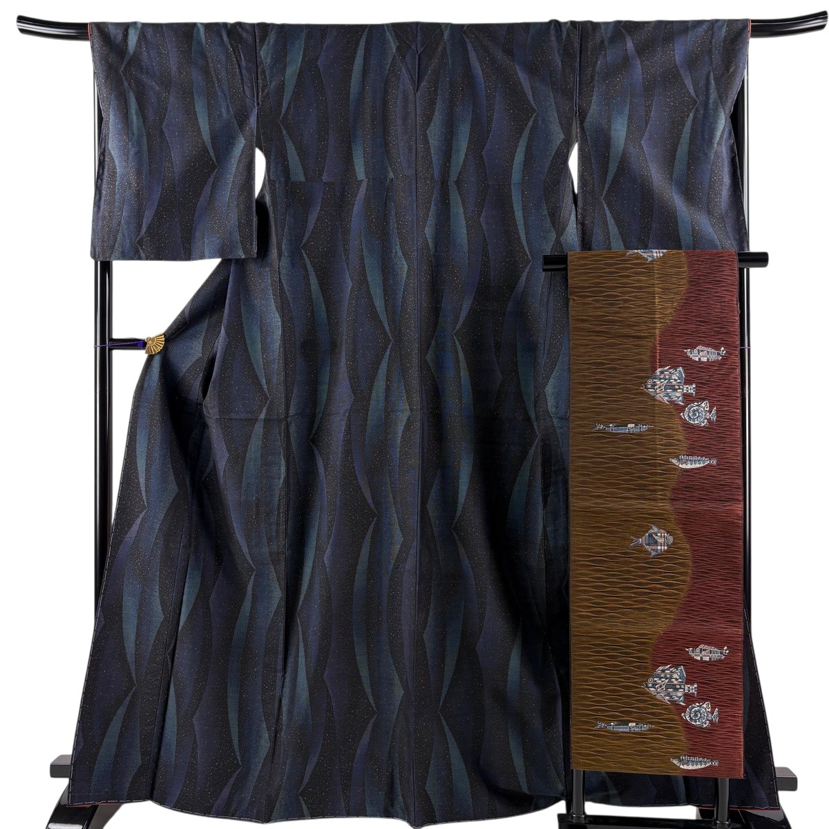 【美品】 大島紬 身丈166.5cm 裄丈67cm M 袷 名古屋帯セット 泥染 証紙あり 幾何学模様 濃紺 正絹 秀品 【中古】 msp30｜バイセル 店