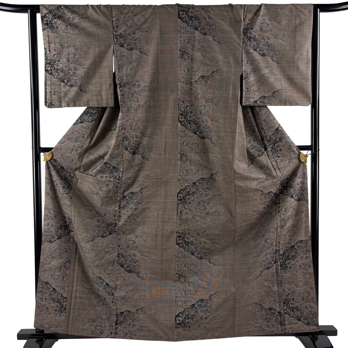 【美品】 大島紬 身丈163cm 裄丈63cm S 袷 都喜ヱ門 純泥染 証紙あり 草花 霞 焦茶色 正絹 逸品 【中古】 msp29｜バイセル 店
