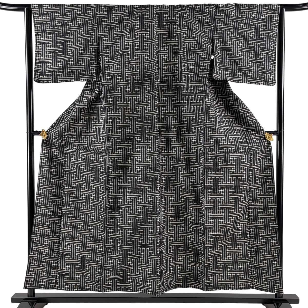 【美品】 紬 身丈157.5cm 裄丈63.5cm S 単衣 紗綾形 黒 正絹 逸品 【中古】|バイセル 店