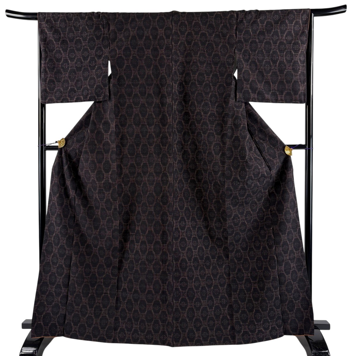 【美品】 紬 身丈166cm 裄丈65.5cm M 袷 琉球本紬 幾何学 墨色 正絹 逸品 【中古】|バイセル 店