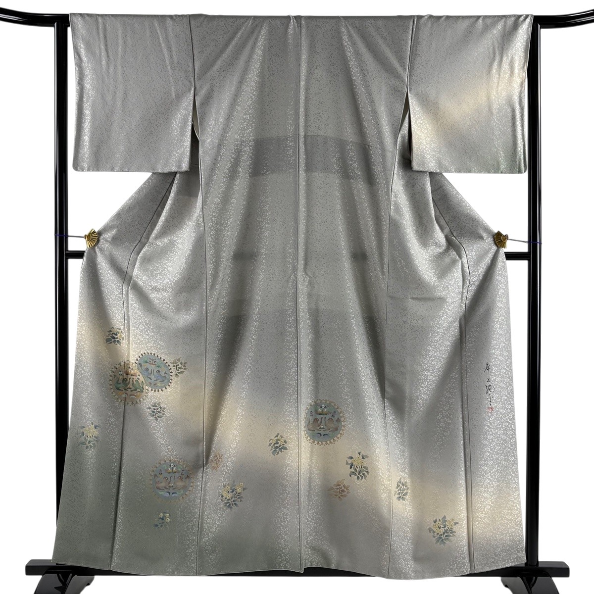 【美品】 付下げ 身丈158.5cm 裄丈65cm M 袷 落款あり 動物 草花 金彩 ぼかし 灰緑 正絹 名品 一つ紋 【中古】｜バイセル 店