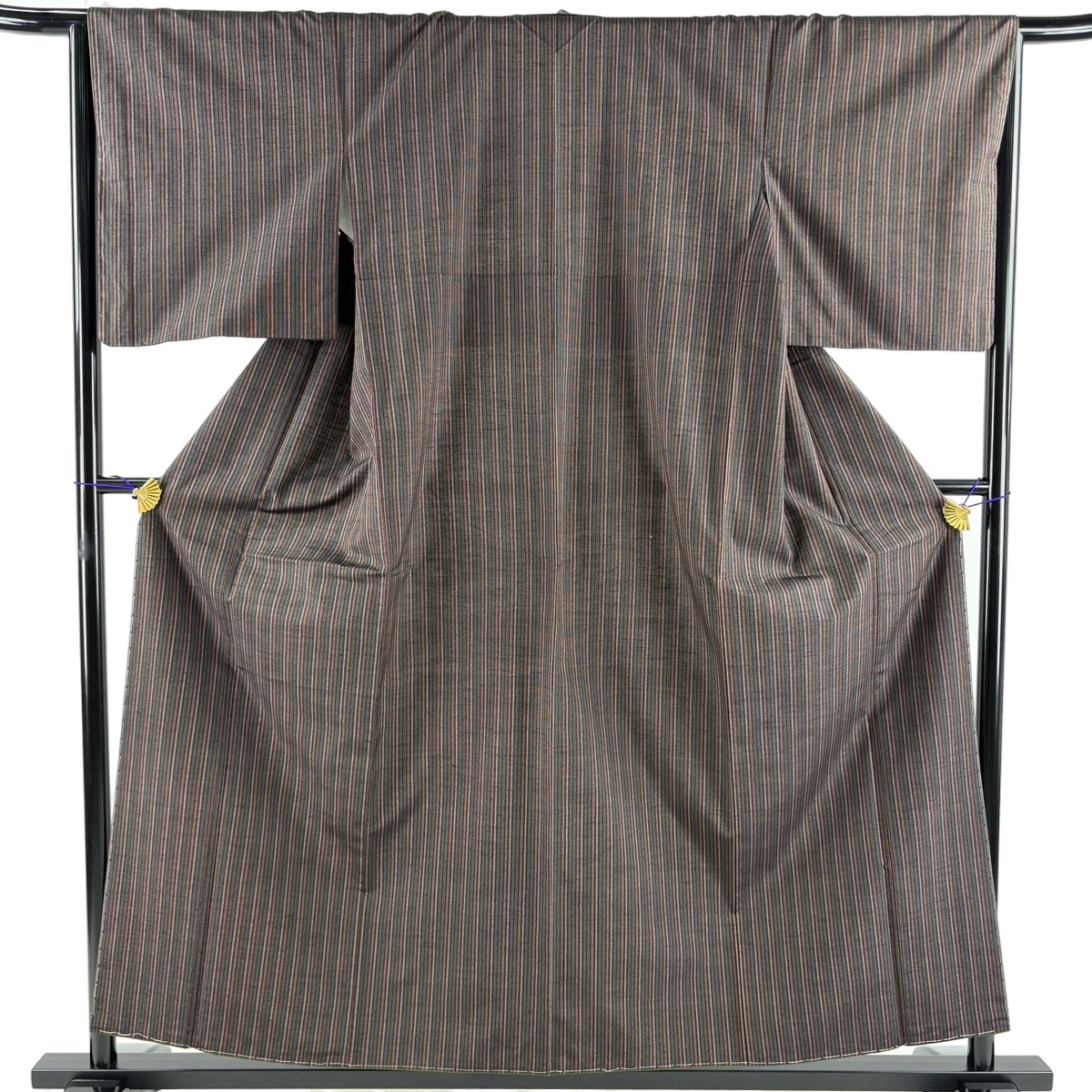 【美品】 紬 身丈157cm 裄丈65.5cm M 袷 根津儀一 柿渋紬 彩 証紙あり 縦縞 墨色 正絹 名品 【中古】｜バイセル 店