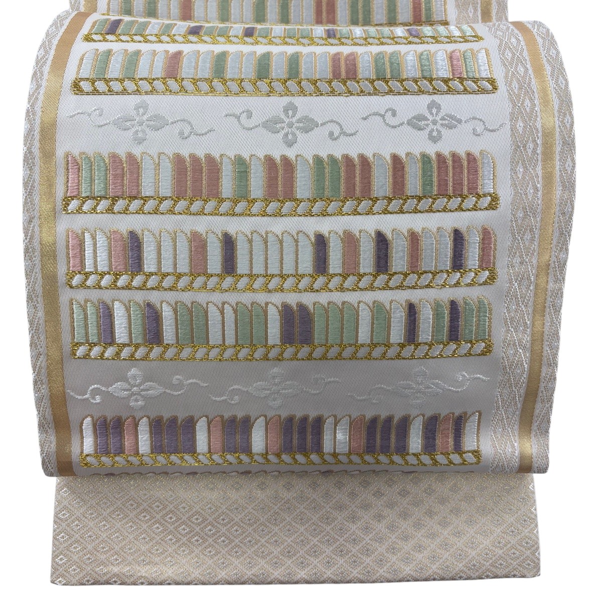 【美品】 袋帯 名品 証紙あり 花唐草 幾何学 金糸 箔 クリーム 六通 正絹 【中古】｜バイセル 店