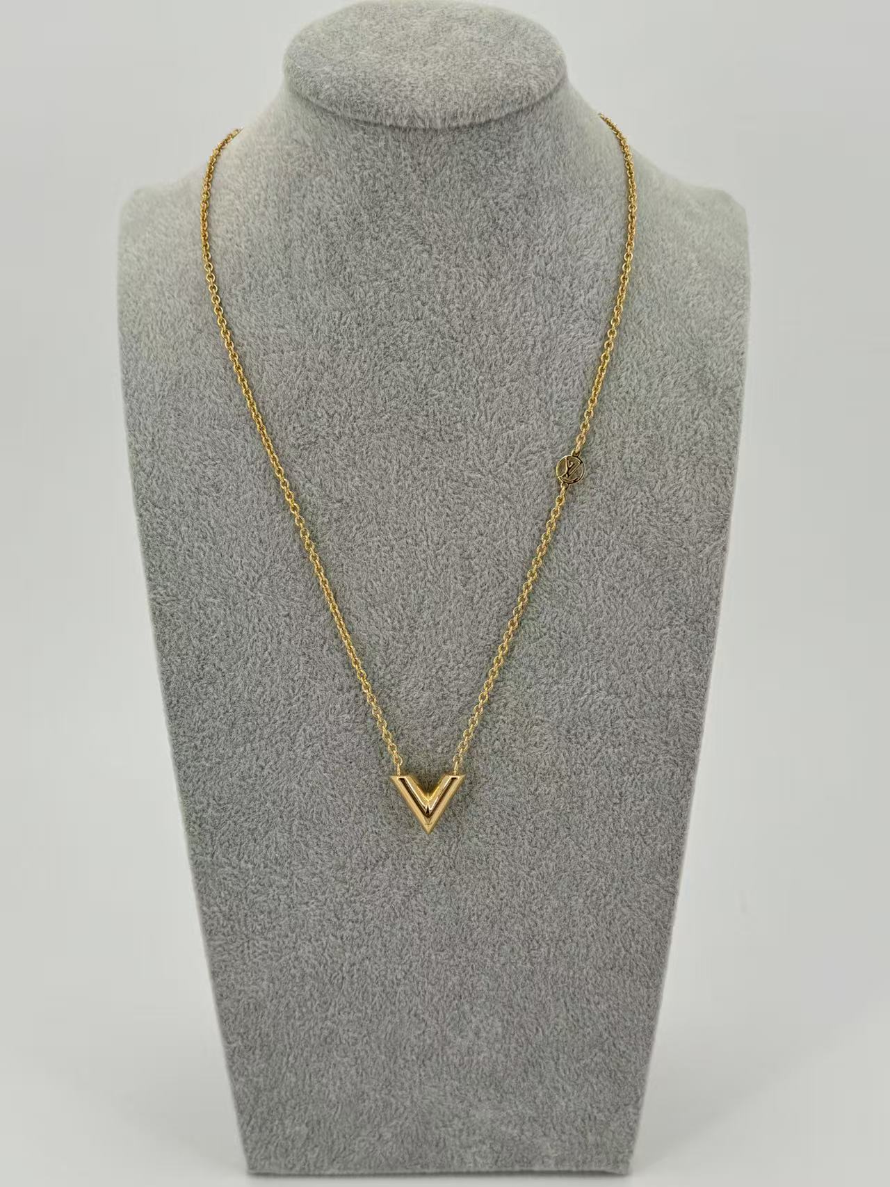 【LOUIS VUITTON ルイ・ヴィトン】ネックレス・エセンシャル V M00857 メタル ゴールド Vモチーフ アクセサリー レディース【中古 Sランク】|BRAND PG