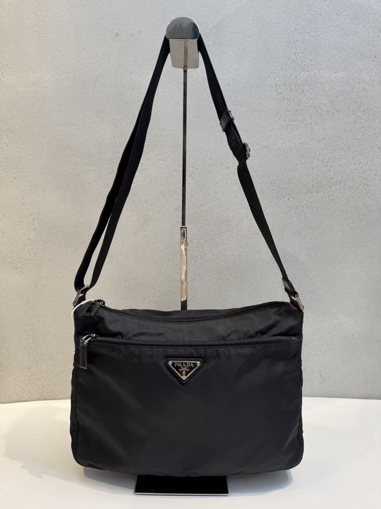 PRADA プラダ ナイロン ショルダーバッグ ブラック テスート 三角ロゴ プレート 斜め掛け メンズ レディース 軽量 バッグ 【中古 Aランク】｜BRAND PG