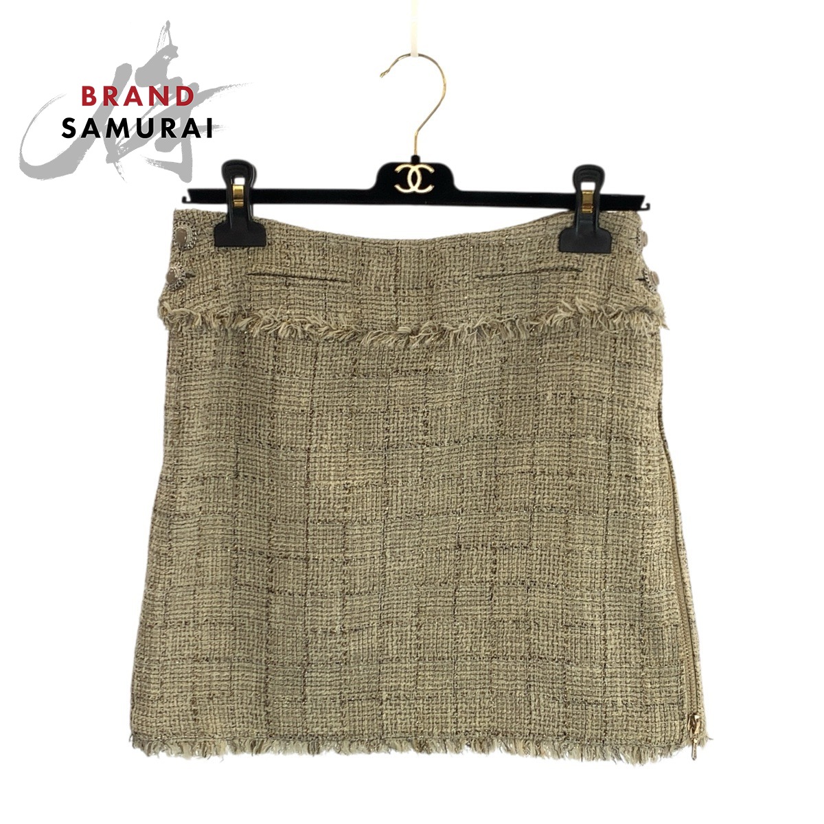 美品 CHANEL シャネル ツイード ココマークハンガー付き サイズ34 ベージュ ゴールド金具 コットン /シルク P38115 スカート レディース 601401 【中古】