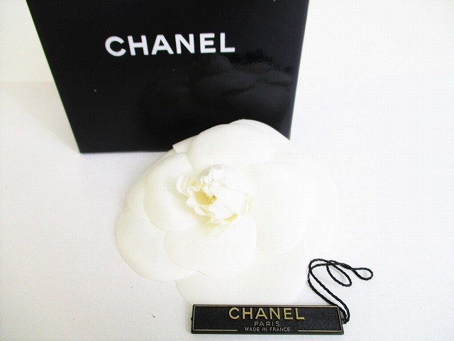 未使用保管品 中古 ジュエリー アクセサリー シャネル Chanel レース 未使用保管品 フラワー モチーフ コサージュ ブローチ フラワー ホワイト 中古 東京のブランドショップ