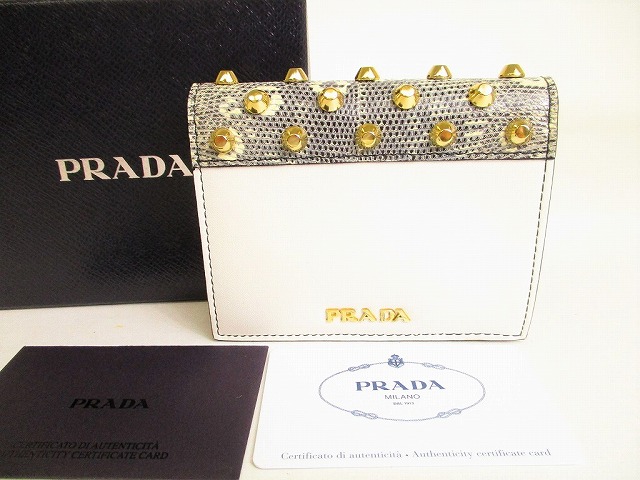 【滅多にない】 【未当て嵌める納める品】 プラダ PRADA シティカーフ なめし革 ゴールドスタッズ 2つ折り 紙入れ パウダーコンパクト紙入れ コンパクトウォレット メンズ レディース 白 【中古】