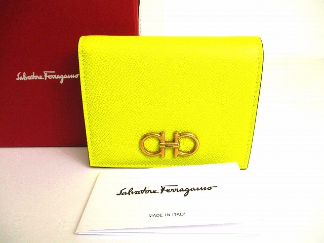 【見せびらかす倉入れ品】 サルバトーレ フェラガモ Salvatore Ferragamo ガンチーニ なめし革 ゴールド金具 2つ折り 紙入れ パウダーコンパクト紙入れ ミニウォレット 黄色 【中古】