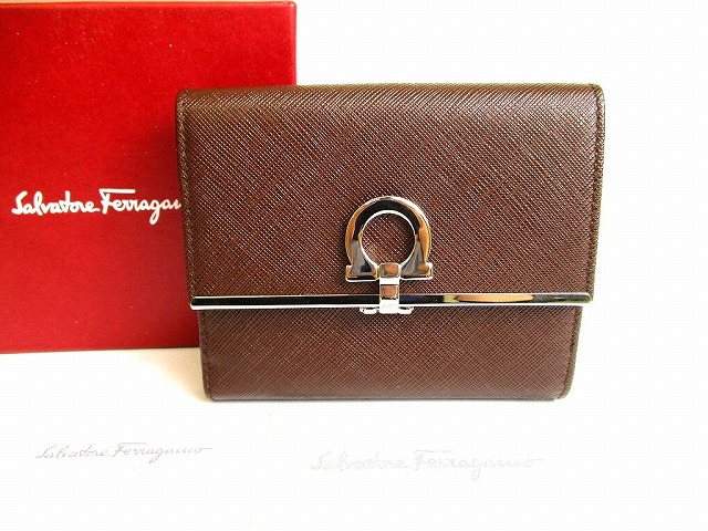 【未当て嵌める納める品】 サルバトーレ フェラガモ Salvatore Ferragamo ガンチーニ なめし革 しろがね色金具 2つ折り 紙入れ パウダーコンパクト紙入れ うす暗い赤銅色 【中古】