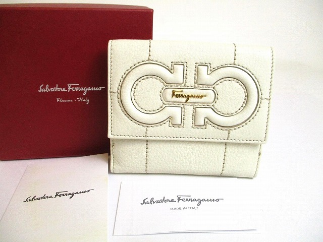 【未当てはめる倉入れ品】 サルバトーレ フェラガモ Salvatore Ferragamo ガンチーニ なめし革 ゴールド金具 2つ折り 紙入れ パウダーコンパクト紙入れ 白 【中古】