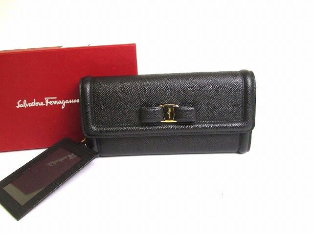 【新品負けず劣らず】サルバトーレ フェラガモ Salvatore Ferragamo ヴァラ なめし革 ゴールド金具 通り手形入れもの付き添い人 2つ折り 長紙入れ ロングウォレット 黒 【中古】