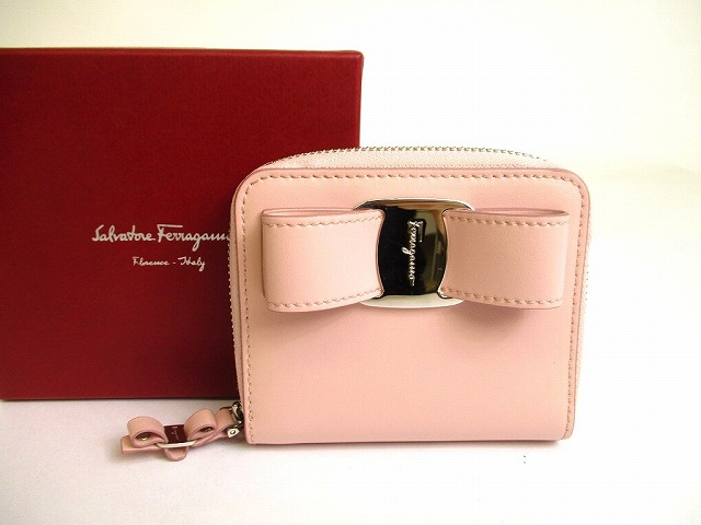 【未当てはめる倉入れ品】 サルバトーレ フェラガモ Salvatore Ferragamo ヴァラ なめし革 しろがね色金具 2つ折り 紙入れ ラウンドジッパー コンパクトウォレット ともし火さくら色×ベージュ 【中古】