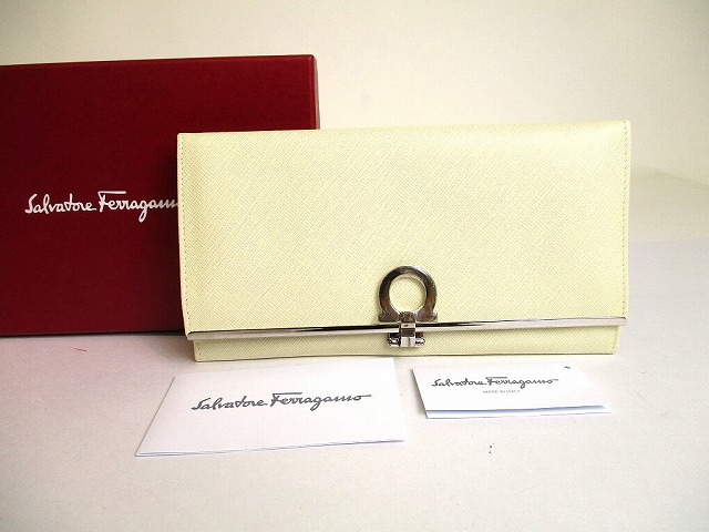 【未当て嵌める納める品】 サルバトーレ フェラガモ Salvatore Ferragamo ガンチーニ なめし革 しろがね色金具 2つ折り 長紙入れ ロングウォレット メンズ レディース パール白いこと 【中古】