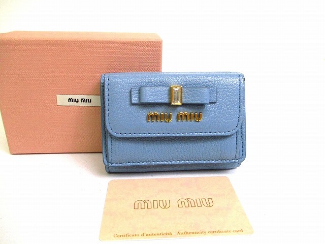 【新品負けず劣らず】 ミュウミュウ miu miu マドラス なめし革 シュロの葉 ビジューストーン 3つ折り 紙入れ パウダーコンパクト紙入れ コンパクトウォレット ともし火青み 【中古】