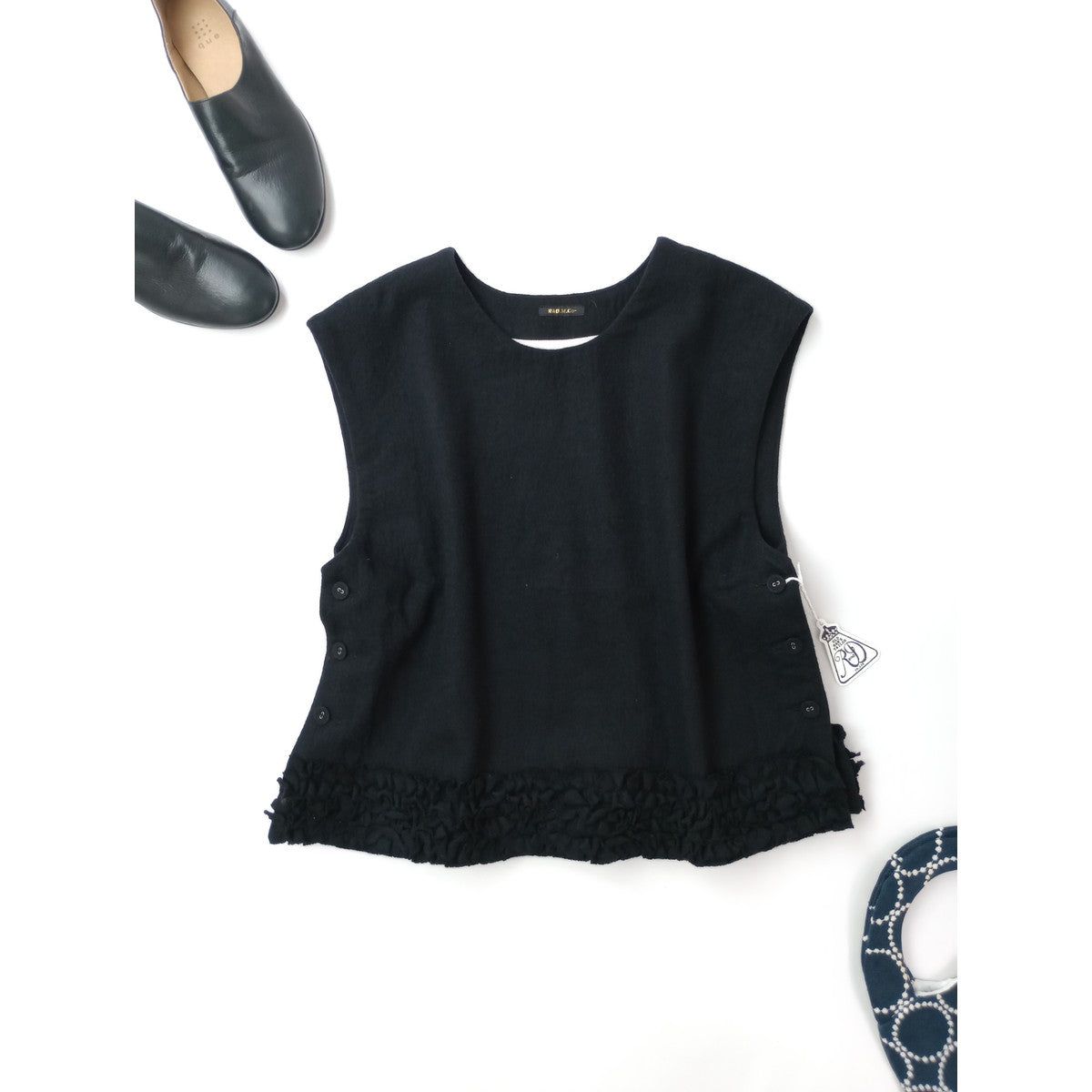 R&D.M.Co- OLDMANS TAILOR オールドマンズテーラー FRILL DECORATION BUTTON BIB フリルデコレーションボタンビブ 黒 ブラック (6M＋2753)【中古】｜Branica Republic
