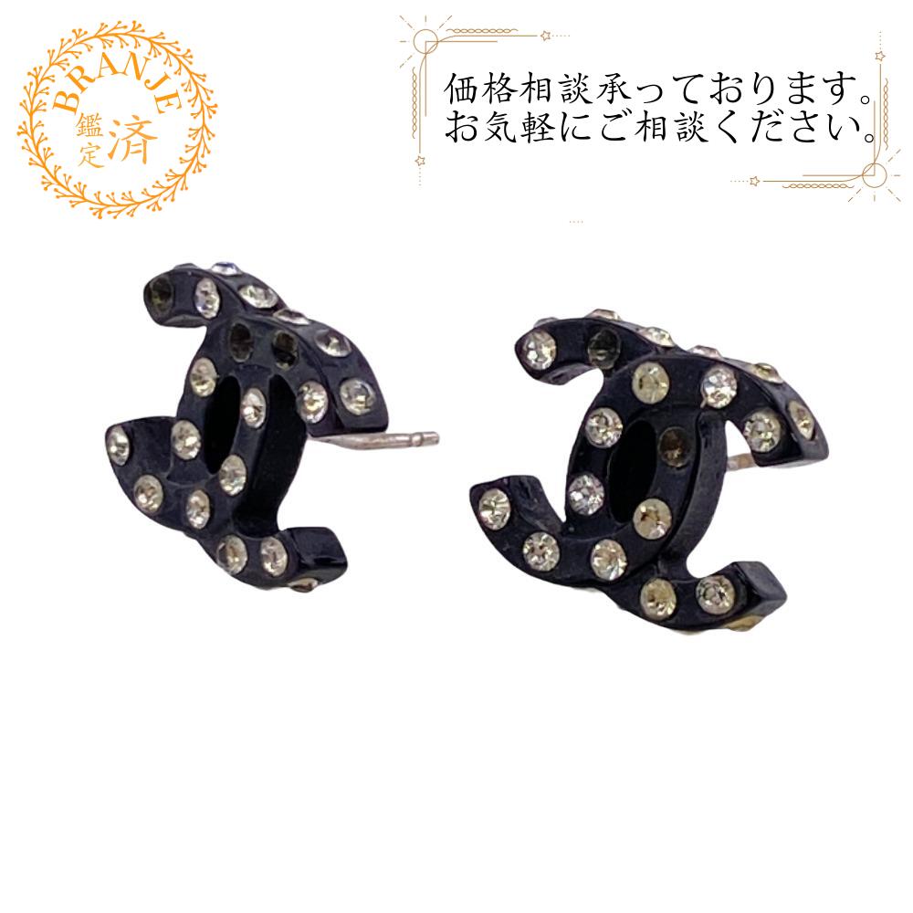 CHANEL ロゴ入り ブラック ピアス　両耳 CHANEL《ブラックCCが可愛い》シャネル ロゴ ピアス (CHANEL