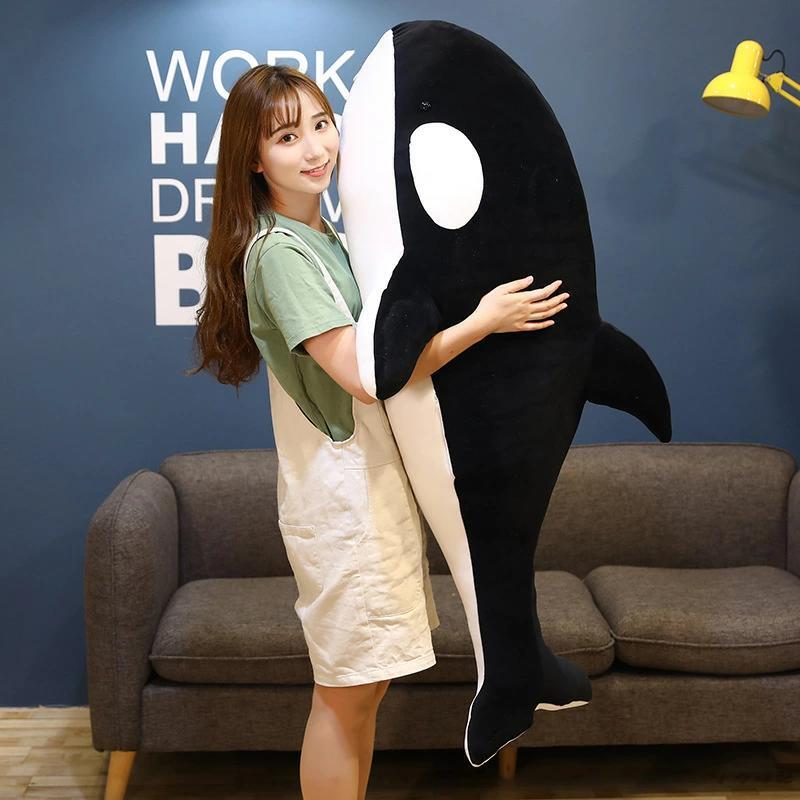 【130cm】送料無料 ぬいぐるみ 全2カラー ?ティリクム シャチ 鯱 Orca 長いぬいぐるみ 抱き枕 クッション インティリア 子供 おもちゃ 大きい 動物 可愛い 彼女に ふわふわで癒される 柔らか 心地いい プレゼント ギフト 海外通販