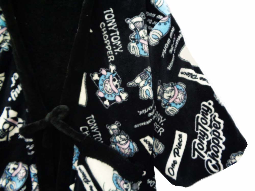 楽天市場 送料無料 Krc3300mb メンズドテラ メンズ半纏ワンピース チョッパー Onepiece チョッパー 裏ボアフリース どてら フード付き 半纏 部屋着 ルームウェア 暖かい 長袖 総柄 プリント 刺繍 キャラクター 男女兼用 ブラック レッド M L Ll サイズ Def Collection