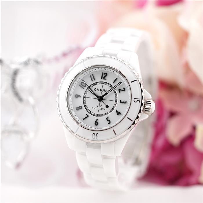 極美品　CHANEL J12 H2123 純正ダイヤ　高級レディース腕時計 極美品 CHANEL J12 ダイヤベゼル シャネル レディース腕時計 小粒