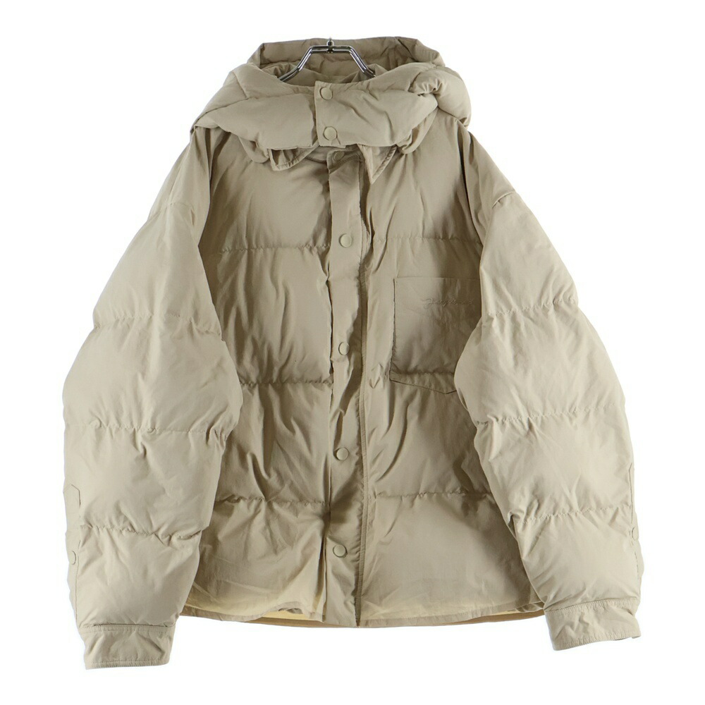JACQUEMUS(ジャックムス) 大きさ:XL La Chemise Puffed Parka Jacket フロントワンポイントロゴ刺しゅう ジップアップ中綿上衣 ベージュ【新古品/中古】【座標軸S】【色合いベージュ】【オンライン制限事項商いもの】