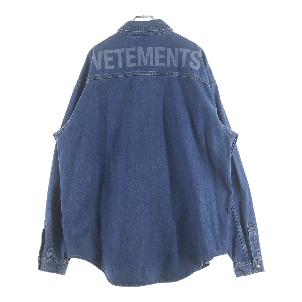 VETEMENTS(ヴェトモン) 大いさ:S 20aw Back Logo Denim Long Sleeve Shirt うしろ側ロゴタイプ ジーンズ長袖プルオーバー 上衣 インディゴ UAH21SH043【中古】【度合いA】【色合い青色】【取りまわしバス発着場BRING渋谷ANNEX店】 カジュアルシャツ-トップス