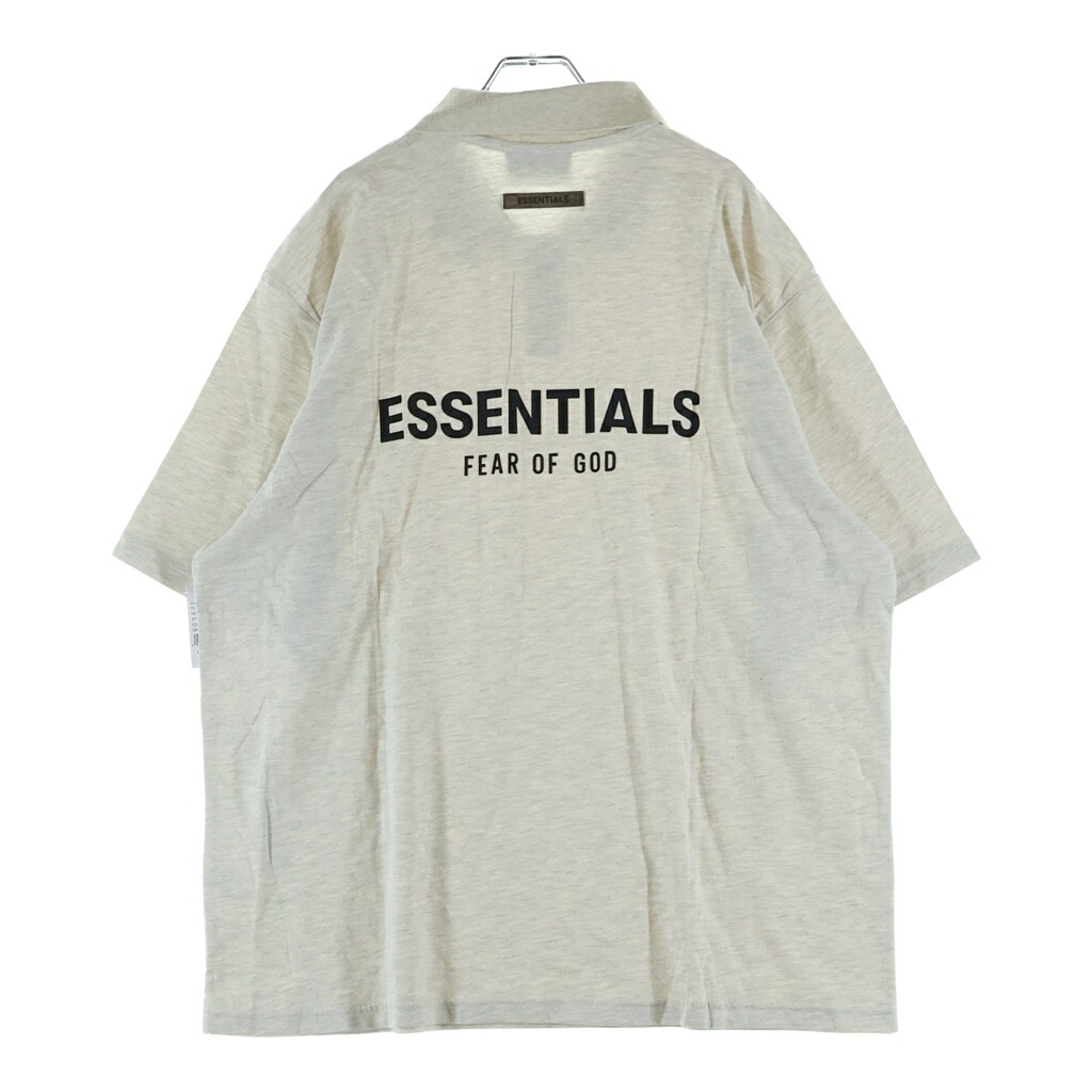 FEAR OF GOD ESSENTIALS(フィアオブゴッド エッセンシャルズ) 大きさ:L S/S POLO SHIRT バックラバーロゴ 半袖スポーツシャツ グレージュ【新古品/中古】【座標軸S】【色つやベージュ】【取りまわしバス発着場原宿】
