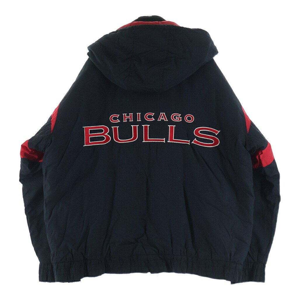 VINTAGE(ヴィンテージ) 大きさ:XL 90S VINTAGE LOGO 7 CHICAGO BULLS ヴィンテージ ロゴタイプ七つ 風の強い町ブルズ ロゴタイプ刺しゅう 中綿フーデッドジャケット 黒いこと/赤いこと【中古】【度合いB】【色つや黒いこと】【オンライン押さえる商いもの】