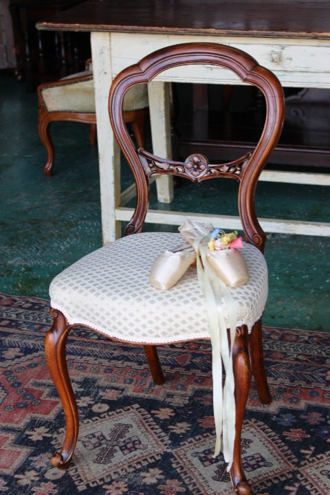 楽天市場】英国アンティークスタイルのバルーンバックチェア ・ 椅子