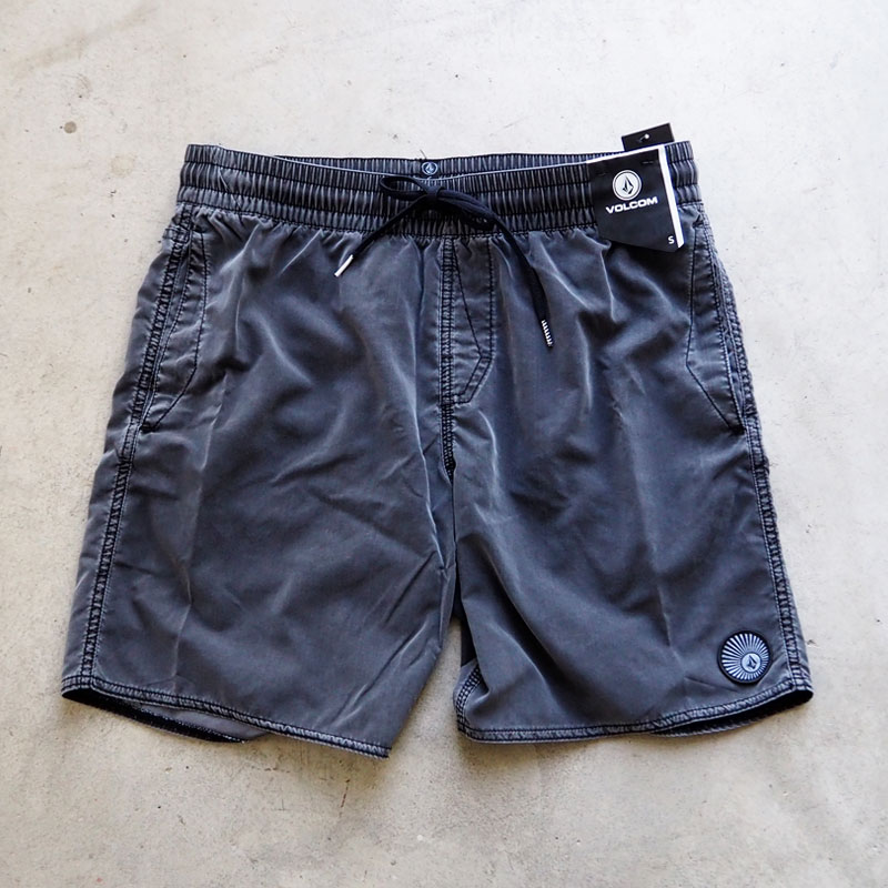 Volcom ボルコム サーフショーツ Center Trunk 17 スイムスーツ メンズ 5104 溟短パン レディース さる股引き サーフ パンツ 海水浴 水陸両用 短パン 下穿き 二分の一パンツ 捕りもの 黒 アウトドア 軍営 簡素 無地 ワッペン ロゴ 一カ所 水陸両用で使えるシンプルで