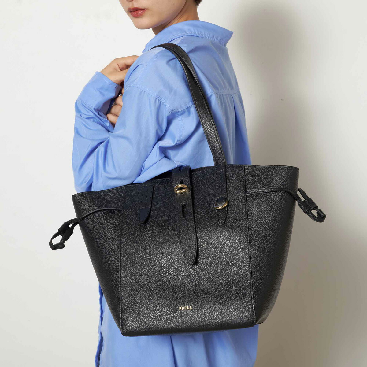 美品✨フルラ ネット トートバッグ ターンロック A4可 ブラック 肩掛け ロゴ 美品✨フルラ ネット トートバッグ ターンロック A4可 ブラック