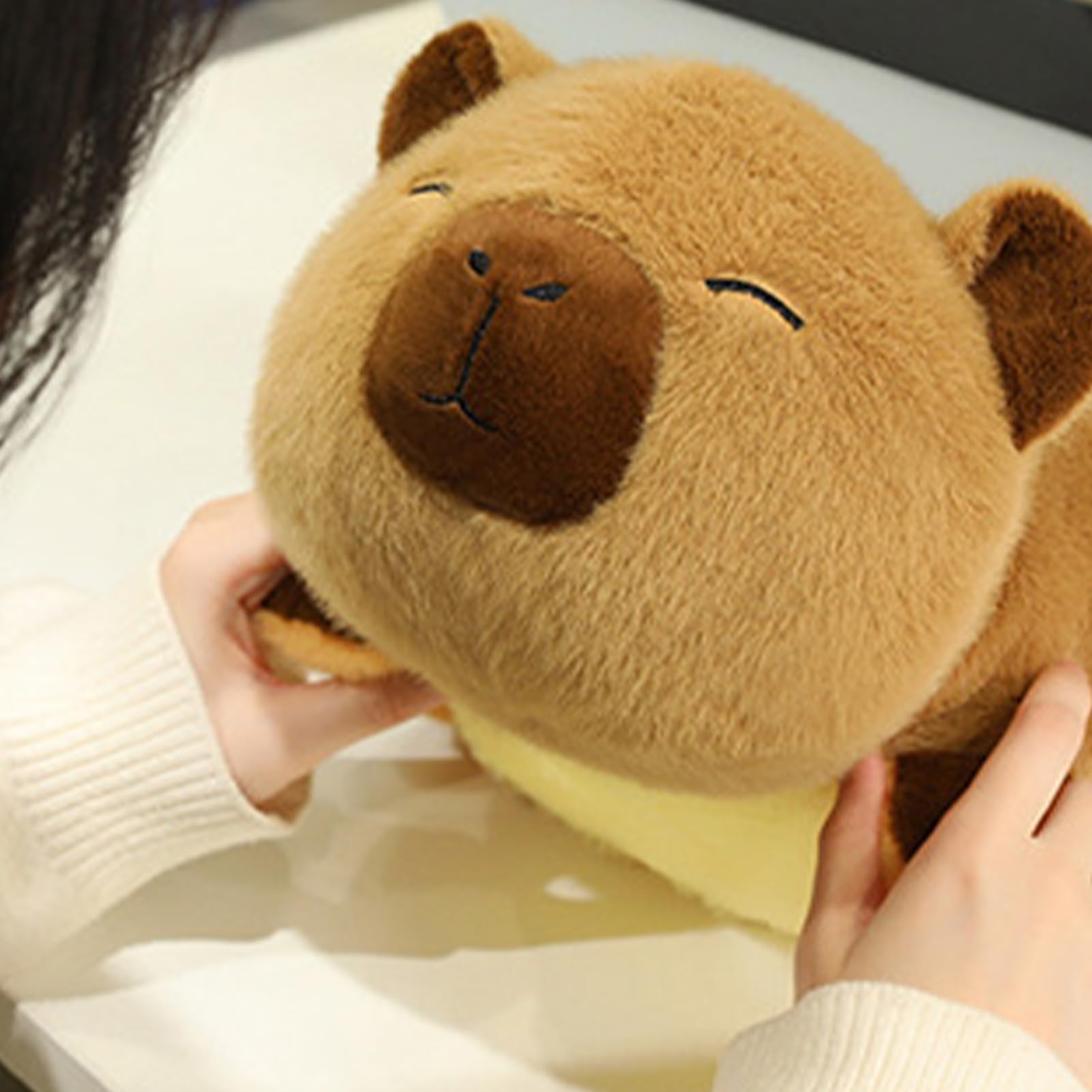 ぬいぐるみ カピバラ お人形さん,即物的な机の上 カピバラ ハチ ぬいぐるみ | 座蒲団 コレクターズ ホームデコ リビング 寝台御部屋 書室 棚 机用