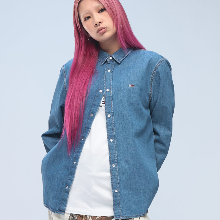 TOMMY JEANS (トミージーンズ) フラッグ刺繍 レギュラーフィットウォッシュドデニム オーバーシャツ DM0DM21102 メンズ 男性 トップス シャツ シャツアウター ブルゾン デニムジャケット