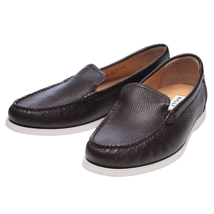 夏の“ベタつく・熱い・ムレる”を、好いたらしいスラックスで説き明かす。