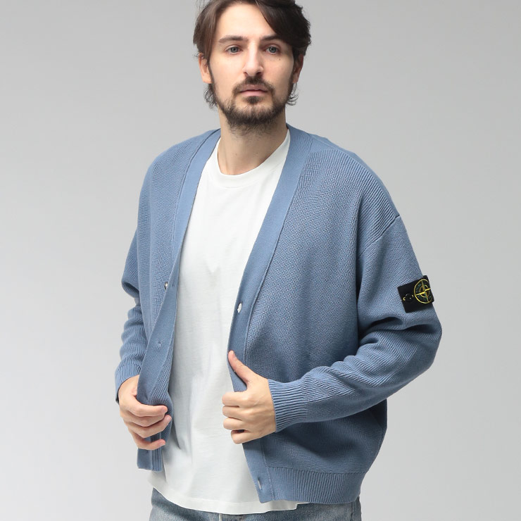 ストーンアイランド メンズ カーディガン 長袖 STONE ISLAND 袖ロゴ Vネック カーディガン RIBBED SOFT ORGANIC COTTON SI5100009S00D8 ブランド トップス ブルー｜大きいサイズのサカゼン