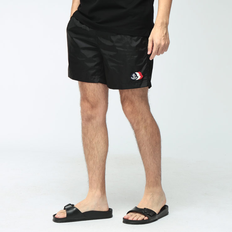 モンクレール メンズ スイムパンツ MONCLER 収納袋付き 3連ロゴワッペン メッシュインナー スイムショーツ MC2C000175985M ブランド ボトムス 水着 短パン ボードショーツ 水陸両用 持ち運べる コンパクト 旅行 ビーチ 春 夏｜大きいサイズのサカゼン