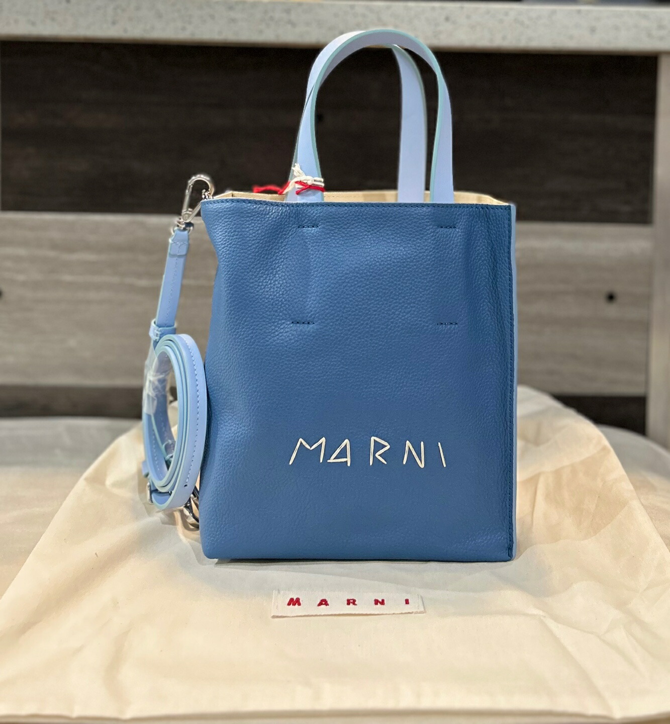 MARNI｜マルニ マルニ 肩先付 スモール トートバッグ SHMP0040L3 P6533 イタリア製 かご御徒面子 肩先 トートバッグ【貨物輸送無料】【関税なし】【外国で通信販売】【定まり品】