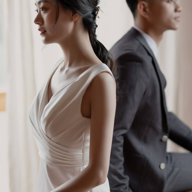 ウェディングドレス 袖なし シンプル ロングドレス 結婚式 Aラインドレス 着痩せ 二次会 海外挙式ドレス 花嫁 ブライダル 【オーダーメイドも可能】トレーンドレス Vネック スレンダーライン パーティードレス ブライダル 披露宴 前撮り 女子会 成人式 撮影ハワイ