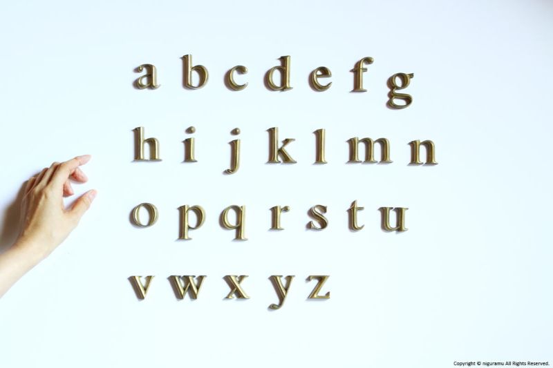 金管楽器 鋳込み 看板 Cast metal sign letters, 明朝体【文字小文字1個（a~z） / 鋳肌（黒染にうつり変わり能力のある）】【文字数分の買いもとめるが已むを得ず / 代引不可】【ごんにょんさ】
