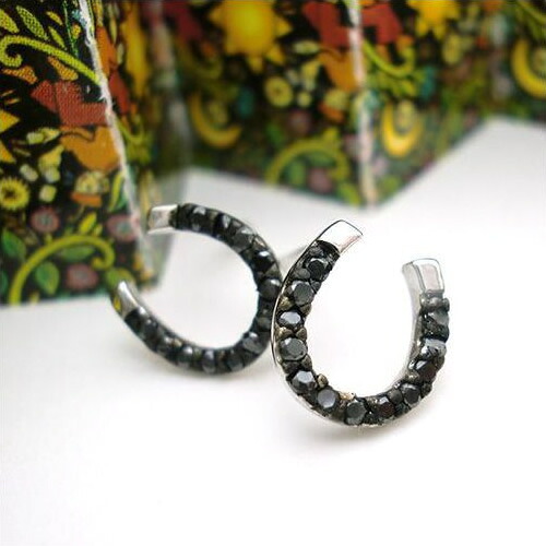馬蹄ピアス K18 ブラックダイヤモンド 0.12ct ホースシュー 誕生石 馬蹄 アミュレット ゴールド ピンクゴールド ホワイトゴールド｜バルジ- Bulge 28,795円