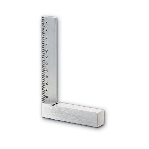 (LINEクーポン有)新潟精機 C-150 目盛付台付スコヤ C150
