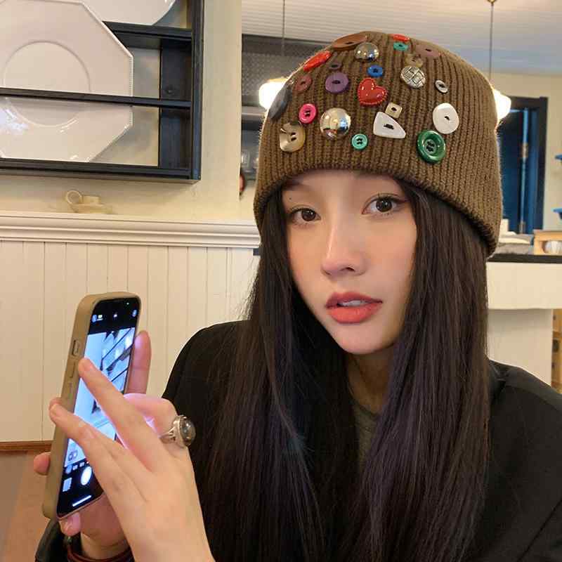 ニット帽 レディース 秋冬 帽子 カラフル ボタン 個性 ビーニー 小顔効果 防寒 保温 墨緑 黒2