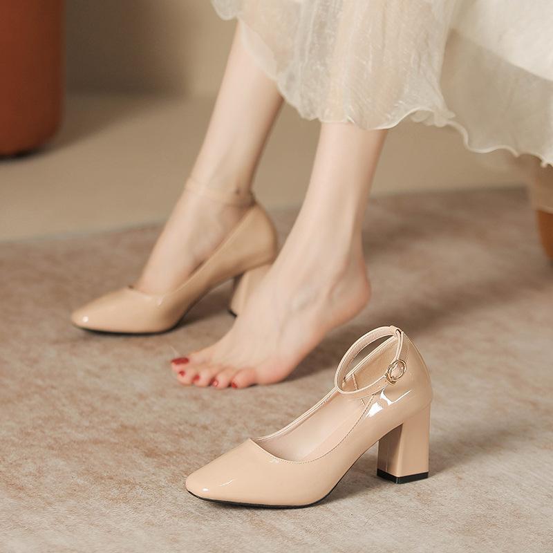 パンプス レディース 太ヒール スクエアトゥ メリージェーン ストラップ チャンキーヒール ローヒール 3cm 5cm 7cm 幅広 甲高 漆皮 ブラック ベージュ ワインレッド 春夏 秋冬
